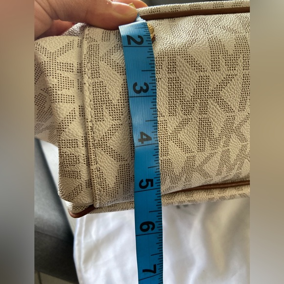 Mickael Kors Drawstring Monogram Leather Tote Bag and Wallet Brown Cream - Picture 3 of 10